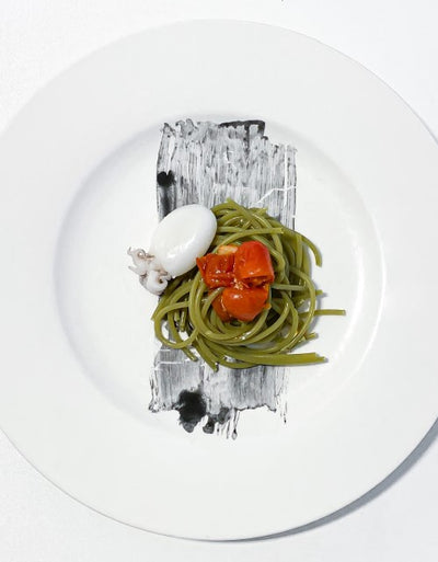 Spaghetti aus Matcha & Ginseng mit Kirschtomaten & Tintenfisch